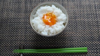 世界「卵を生で食べるなんて」日本の卵かけご飯に世界が驚く!