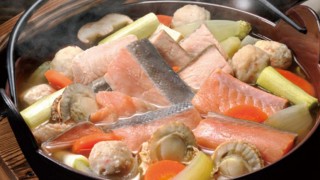 世界「寒い冬にはもってこい」石狩鍋のうまさに世界もうっとり