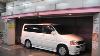 海外「スペース節約でドリフト」日本のクールな駐車場は世界から日本らしいと人気!