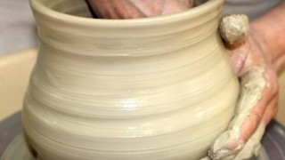 海外「やさしく見守る」美濃焼の工房では、観光客も体験ができる!