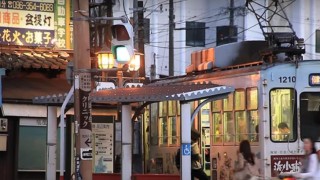 海外「懐かしく記憶に残る風景が魅力」熊本・新町電停と長崎次郎書店