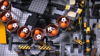 ★海外「レゴのパーツの機械仕掛けでボールを運ぶ」レゴ ボール工場がすごい!