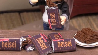 海外「おもしろくて為になる！」器用でないと難しい！板チョコ作り