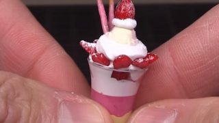 海外「まるで本物!」ミニチュアいちごパフェ作りに感動