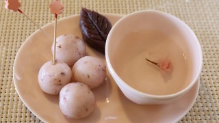 海外「春のおいしい和菓子作り」桜だんごは餅にない弾力が魅力!