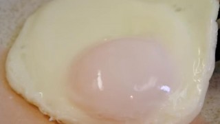 海外「日本の卵は黄身がトロトロ!」おいしい半熟目玉焼きの作り方!