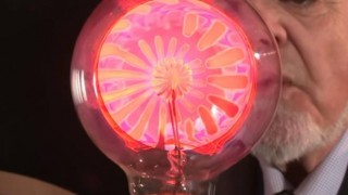 海外「美的感覚が素晴らしい！」珍しい電球を作る日本の技術に称賛