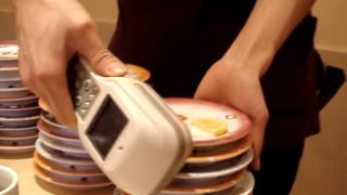 海外「早くて正確でいいね！」ハイテクな自動皿数えマシンに驚きの声