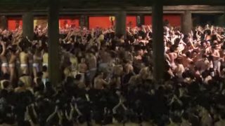 海外「激しい祭が魅力」裸祭りに大興奮