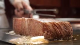 海外「肉厚感が半端ない!」秋田牛鉄板焼 銀座 五名を絶賛