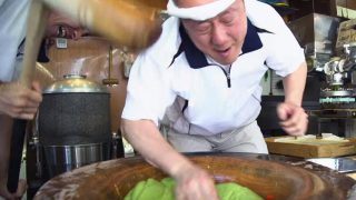 海外「柔らかくて粘りがある！」超速餅つきがスゴすぎる
