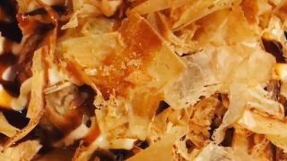海外「子どもの頃の不思議!」踊るカツオ節のひらひらに注目