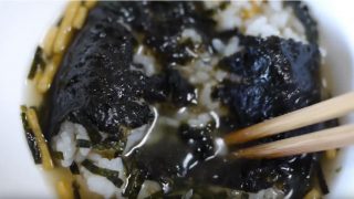 海外「不思議な中毒性が癖になる」炙り焼鮭おにぎり茶漬け風