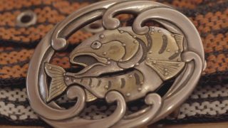 海外「金工品の細工の美しさ」肥後象がんは錆色の重厚な作品