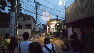 海外「夜の鎌倉で見つけた日本の風景」鎌倉花火の散歩で海岸沿いを歩いてみた