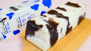 海外「牛乳パックの模様を忠実に再現」牛柄ミルクプリンの夢の大量スイーツ