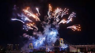 海外「クリスマスイルミネーションと花火」お台場レインボー花火の眺めが最高！