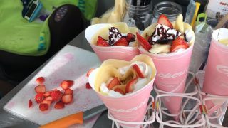 海外「甘いソースがかかった日本式クレープ」クリームクレープを比べてみた