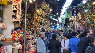 海外「東京浅草の鷲神社で賑やかな祭」酉の市の混雑と屋台の様子を見てみよう
