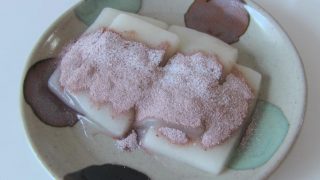 海外「水でたったの30秒」おいしい非常食の和菓子・餅のフリーズドライを試食