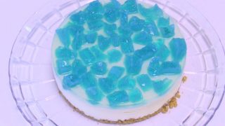 海外「食感がクセになる!」琥珀糖のレアチーズケーキの作り方