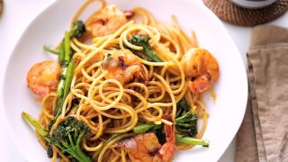 海外「食べるラー油が決め手！」海老とブロッコリーニの和風パスタの作り方