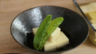 海外「おダシの味が丁度いい!きぬさやを添えた」高野豆腐の作り方