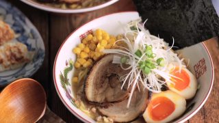 海外「家庭で本格!卵ネギチャーシューコーンが入った」味噌ラーメンの作り方