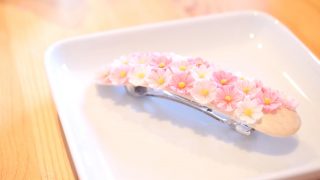 海外「花のモチーフの染色・木工で手作り」コスモスの花畑バレッタを作ってみた