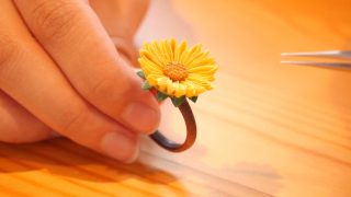 海外「夏の和服オシャレに最適！」ひまわりの指輪をつまみ細工で作ってみた