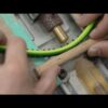カーボンがラケットに変わる瞬間！日本が誇るバドミントンラケットの製作現場